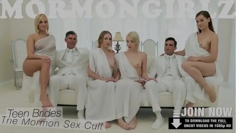 Threesome lesbian sex