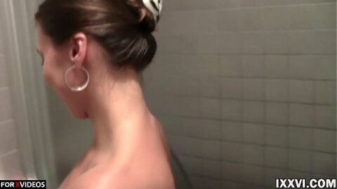 Amateur sex in the toilet and creampie