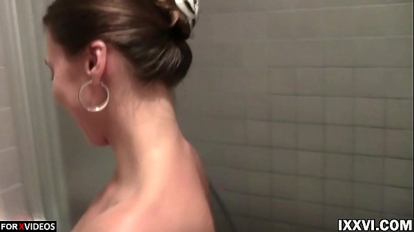 Amateur sex in the toilet and creampie