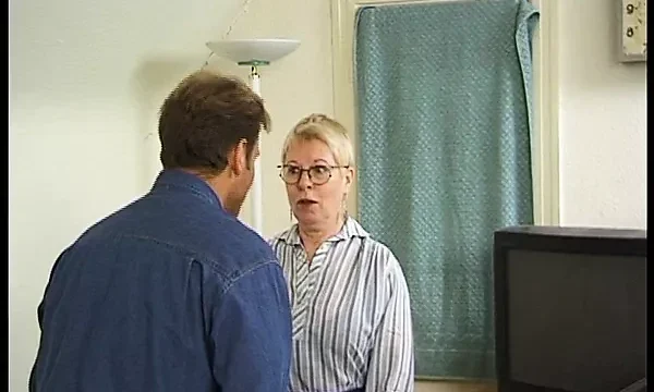 Blonde Kirchenfotze wird in Ihre haarige Fotze gefickt