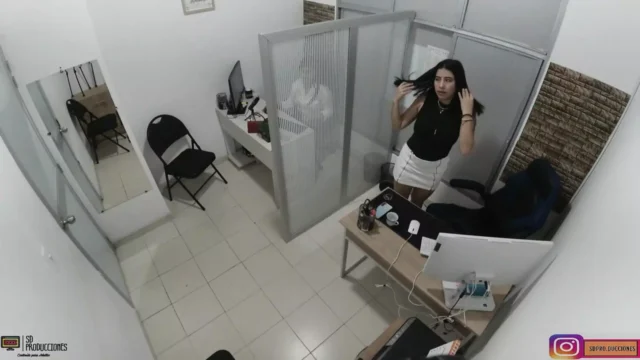To take away the stress I give my coworker a few good kisses on her big pussy – Porn in Spanish