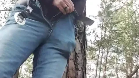 Going nude outdoor and squirting