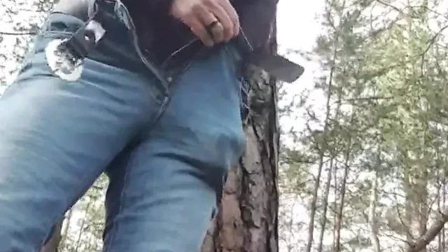 Going nude outdoor and squirting