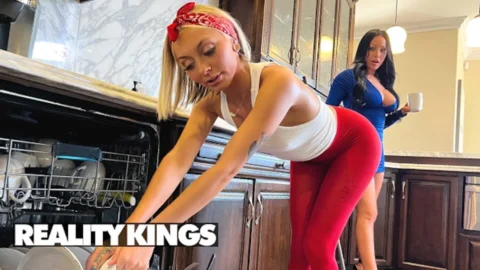 Jennifer White Puts Sneaky Maid Chloe To Work With Her Hungry Pussy Until She Reaches An Orgasm – REALITY KINGS