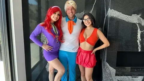 🎃daphne Helps Velma Find Her Glasses with Freds Big Cock – Cheerleader Kait a…