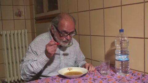 Badante si fa scopare davanti al vecchio pappone