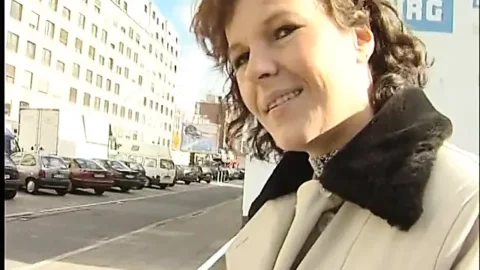 She gives him amazing blowjob on parking