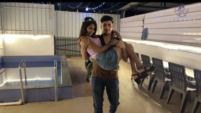 The lover brought his girlfriend home and had sex with her.