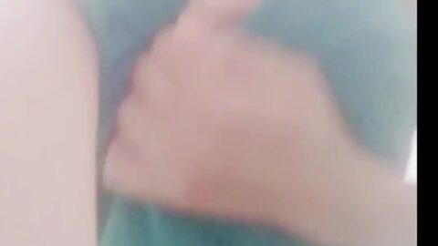 حبيبة أجي رضع ليا بزازلي و حك زبك على بزازلي اححح مقيمين بغاو زب يفيض حليبو فوق منهم