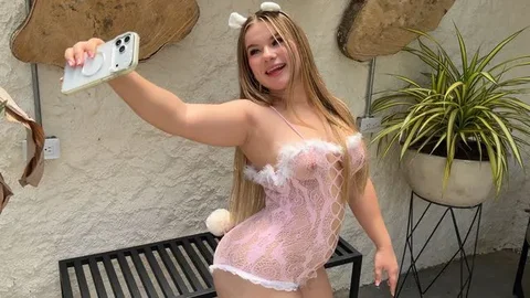 “Hermanastra ¿TE AUTOIDENTIFICAS COMO UNA QUÉ?” ¿Conejita playboy?