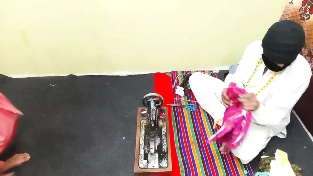 Indian Desi Bhabhi Fucked by Taylor Standing Doggystyle Anal Darzi ny Big Boobs Wali Bhabhi ko ghori Bana k Gand ki chudai kari