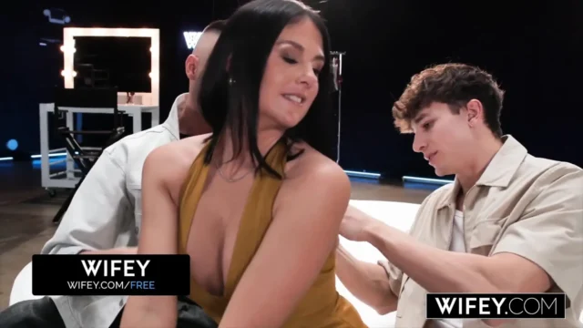 Wifey Hubby Watches as His Horny Wife Sienna Rae Gets Double Penetrated in Front of Him