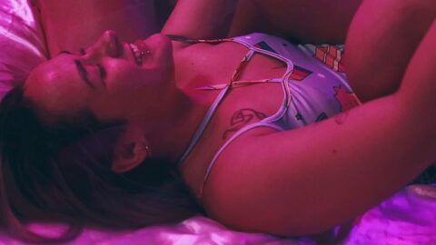 A chubby, tattooed girl tickled and played with her friends’ feet and ended up receiving a feet fuck