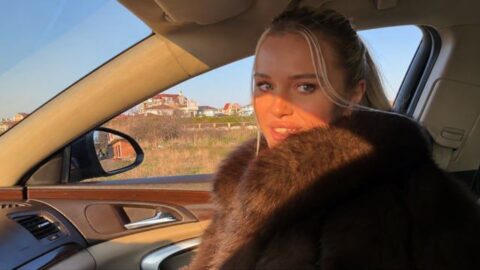 The whore in the fur coat got fucked on camera.