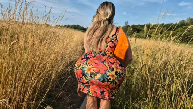 Cheating outdoors with a stranger married wife fucking in the cornfield and giving her a dripping pussy creampie