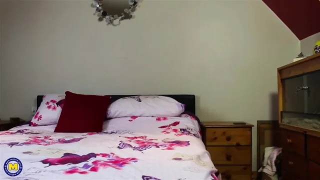 Chubby mature dyke and young bbw seducing each other’s cunt orally
