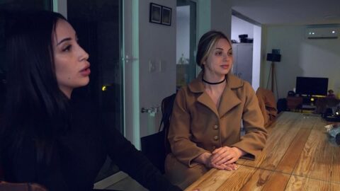 La amiga de mi esposa se me acerca y me la chupa entera delante de ella