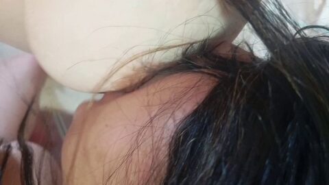 Lesbian Iranian یک زن ایرانی که عاشق خدمتکارش است، در آشپزخانه با سینه‌هایش بازی می‌کند