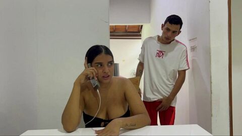 descubro a mi hermanastra hablando con su amante y aprovecho esto para poder follarmela
