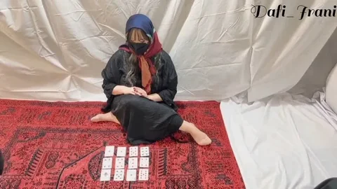 زن شوهردار سکسی بخاطر مشکلش با شوهرش میره پیش فالگیر، ممه هاشو میماله و میگه اگه میخوای مشکلت حل کنم&period;&period;&period;سکس داستانی Sexy Hijabi Milf
